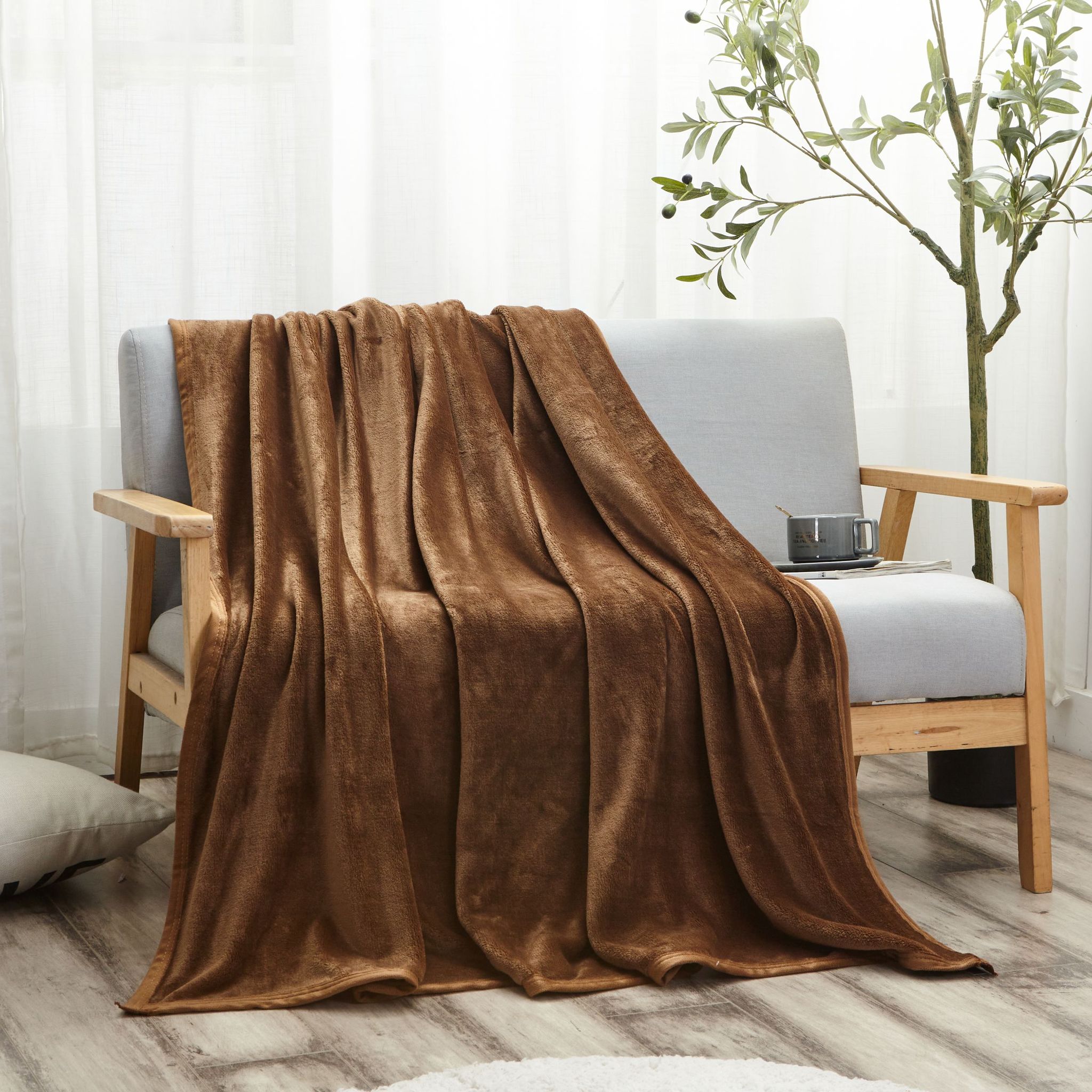 Fleece Blanket King Size,300GSM Soft and Cozy Lightweight Velvet Blanket Ideal For Couch, Bed, Travel, Camping ,Brown